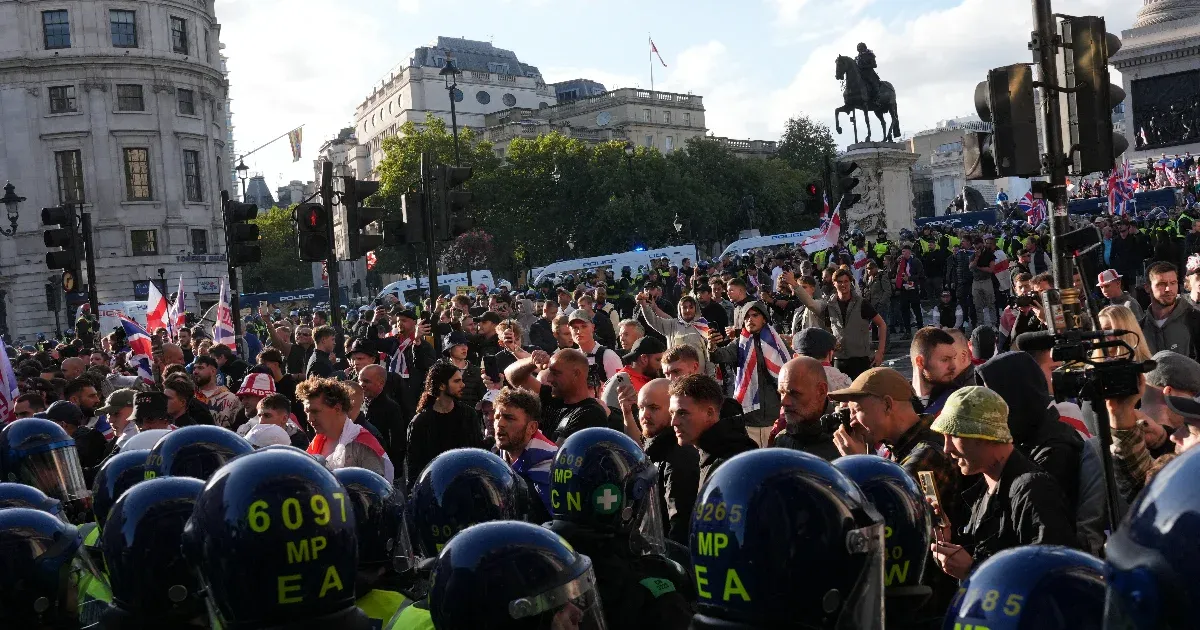 Több mint 110 ezer résztvevő a Tommy Robinson által vezetett bevándorlásellenes tüntetésen Londonban