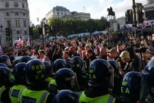 110 ezres londoni tüntetést hozott össze a bevándorlás ellen a britek radikális sztárja