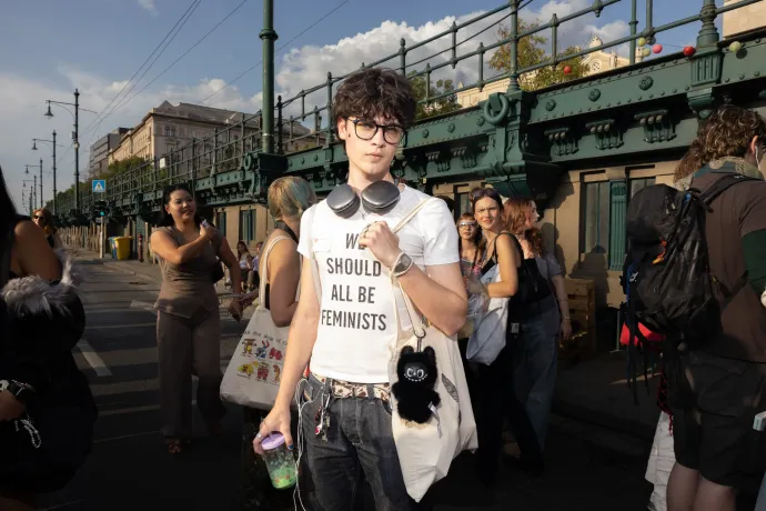 Kezdő bölcsészek, de haladó feministák, számukra az ovuláció olyan, mint a liliomvirágzás