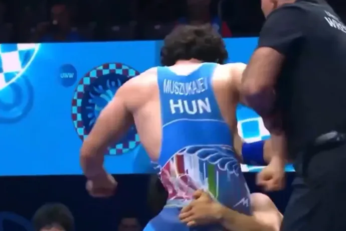 Rámarkolt a magyar színekben versenyző birkózó péniszére, aki válaszul ütni kezdte japán ellenfelét