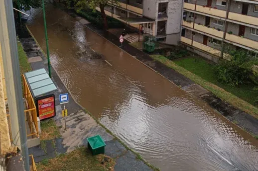 Folyóvá változtak az utcák Dunaújvárosban a felhőszakadás miatt