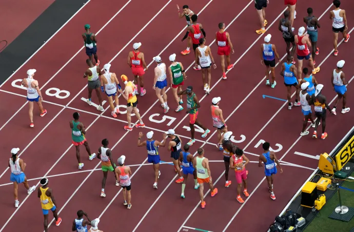 Egy kiugrás miatt újra kellett indítani a maratont a tokiói világbajnokságon – Fotó: Reuters / Fabrizio Bensch