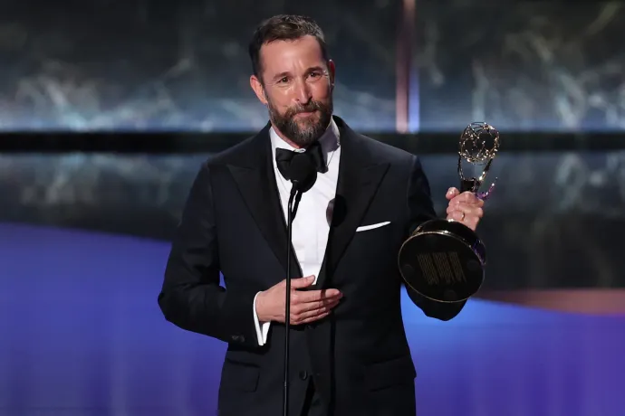 Noah Wyle az Emmy-díjával – Fotó: Valerie Macon / AFP or licensors