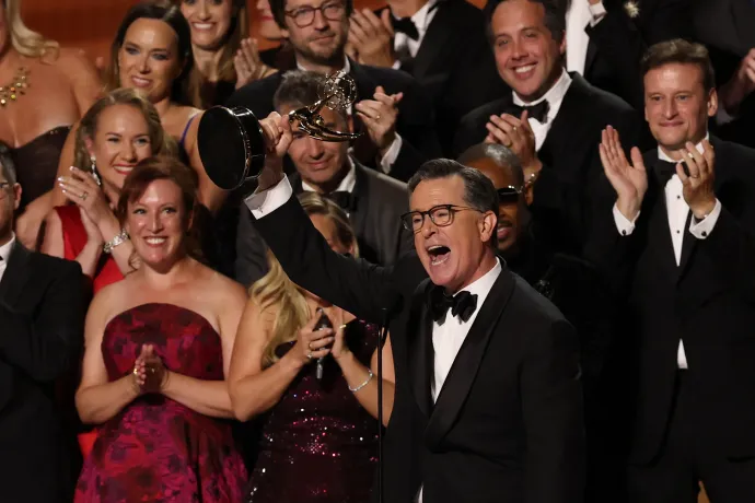 Stephen Colbert az Emmy-díj megnyerése után – Fotó: Valerie Macon / AFP or licensors