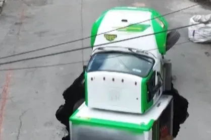 Videón, ahogy víznyelőbe zuhan egy teherautó Mexikóban