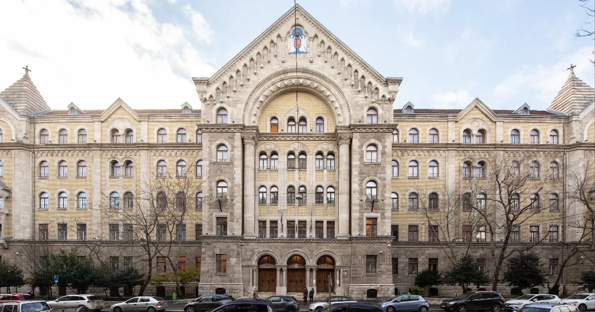 Elmeállapota miatt felmentették a nőt, aki megfojtotta idős nevelőanyját Bimbó úti lakásában