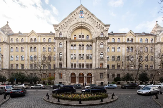 Elmeállapota miatt felmentették a nőt, aki megfojtotta idős nevelőanyját Bimbó úti lakásában