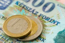 Nagy formában a forint, 390-nél kevesebbe kerül egy euró hétfő délelőtt
