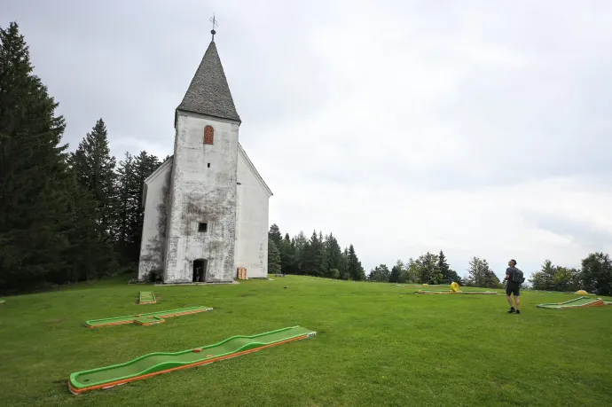 A Szent Henrik-templom a minigolfpályával, a halat dobni tilos tábla és a Mariborska-turistaház – Fotó: Tenczer Gábor / Telex