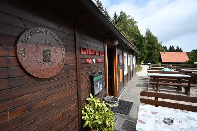 A Szent Henrik-templom a minigolfpályával, a halat dobni tilos tábla és a Mariborska-turistaház – Fotó: Tenczer Gábor / Telex