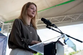 Beismerte a kormányközeli portál, hogy nem a Tisza Párt alelnökének házát fotózták le, de nem mondta el, hogy helyette Mészáros Lőrinc öccse házát mutatták be a luxizáshoz