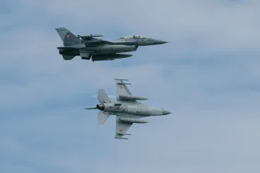 Bukaresttől alig 90 kilométerre lőtt le egy ismeretlen drónt egy román F-16-os