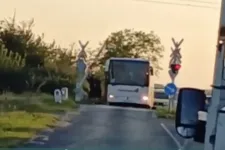 Megunták a várakozást a pirosnál, ezért felnyitották a sorompót