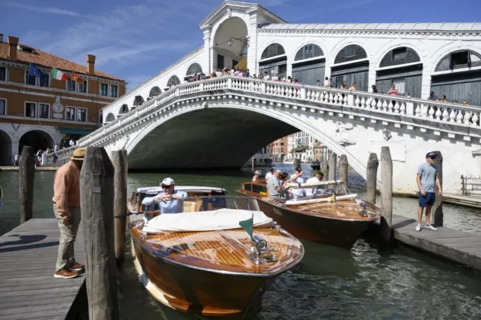 Megmártóztak a velencei főcsatornában, átmenetileg kiutasították őket a városból