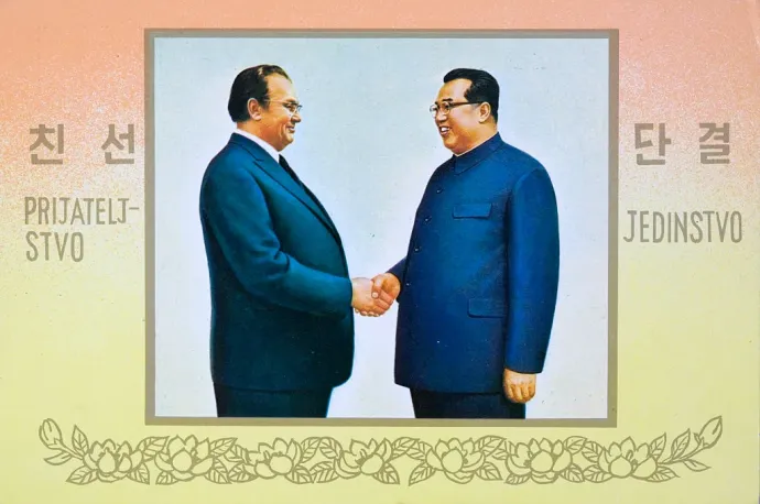 Képeslap, amely Josip Broz Tito jugoszláv marsall és Kim Ir Szen, Észak-Korea vezetőjének találkozóját ünnepli. A szerbhorvát és koreai nyelvű jelszavak így hangzanak: „Egység” és „Barátság”. Tito elnök 1961-ben az el nem kötelezett mozgalom egyik alapítója volt, amelyhez később 118 ország csatlakozott, köztük Észak-Korea is -Fotó: Michael Nicholson / Getty Images