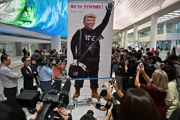 Donald Trump amerikai elnököt ábrázoló transzparenst tart egy tüntető az incshoni nemzetközi repülőtéren, miután leszállt a dél-koreai munkásokat hazaszállító repülőgép 2025. szeptember 12-én – Fotó: Anthony Wallace / AFP