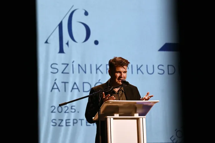 László Csaba köszöni meg a díjat – Fotó: Éder Vera / Marosvásárhelyi Nemzeti Színház 