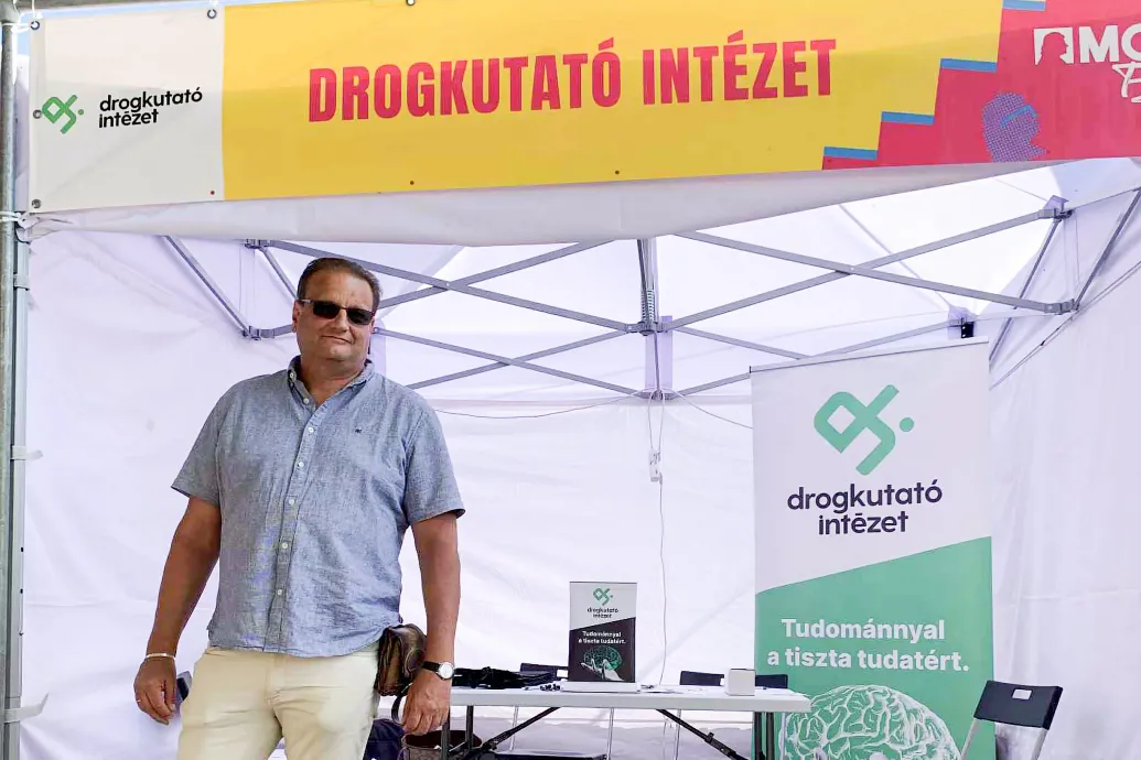 Azt még nem tudták megállapítani, mik a drogok, de szakmai tanácsokat már osztogatnak