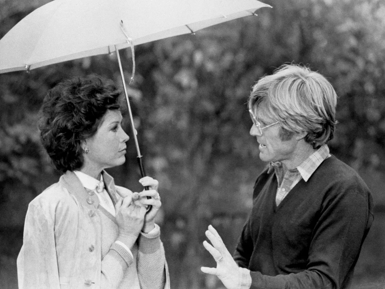Bal oldalon: Robert Redford első rendezésében, az Átlagemberekben Mary Tyler Moore-t instruálja – Fotó: Bettmann; Jobb oldalon: Az 1981-es Oscar-gála nyertesei. Robert De Niro a Dühöngő bikáért, Sissy Spacek A szénbányász lányáért kapott színészi díjjal, Robert L. Schwary és Robert Redford pedig az Átlagemberekkel elnyert legjobb filmnek járó Oscarral – Fotó: Bettmann / Getty Images és Frank Edwards / Fotos International / Getty Images