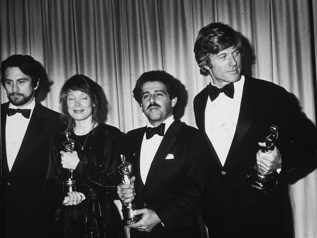 Bal oldalon: Robert Redford első rendezésében, az Átlagemberekben Mary Tyler Moore-t instruálja – Fotó: Bettmann; Jobb oldalon: Az 1981-es Oscar-gála nyertesei. Robert De Niro a Dühöngő bikáért, Sissy Spacek A szénbányász lányáért kapott színészi díjjal, Robert L. Schwary és Robert Redford pedig az Átlagemberekkel elnyert legjobb filmnek járó Oscarral – Fotó: Bettmann / Getty Images és Frank Edwards / Fotos International / Getty Images