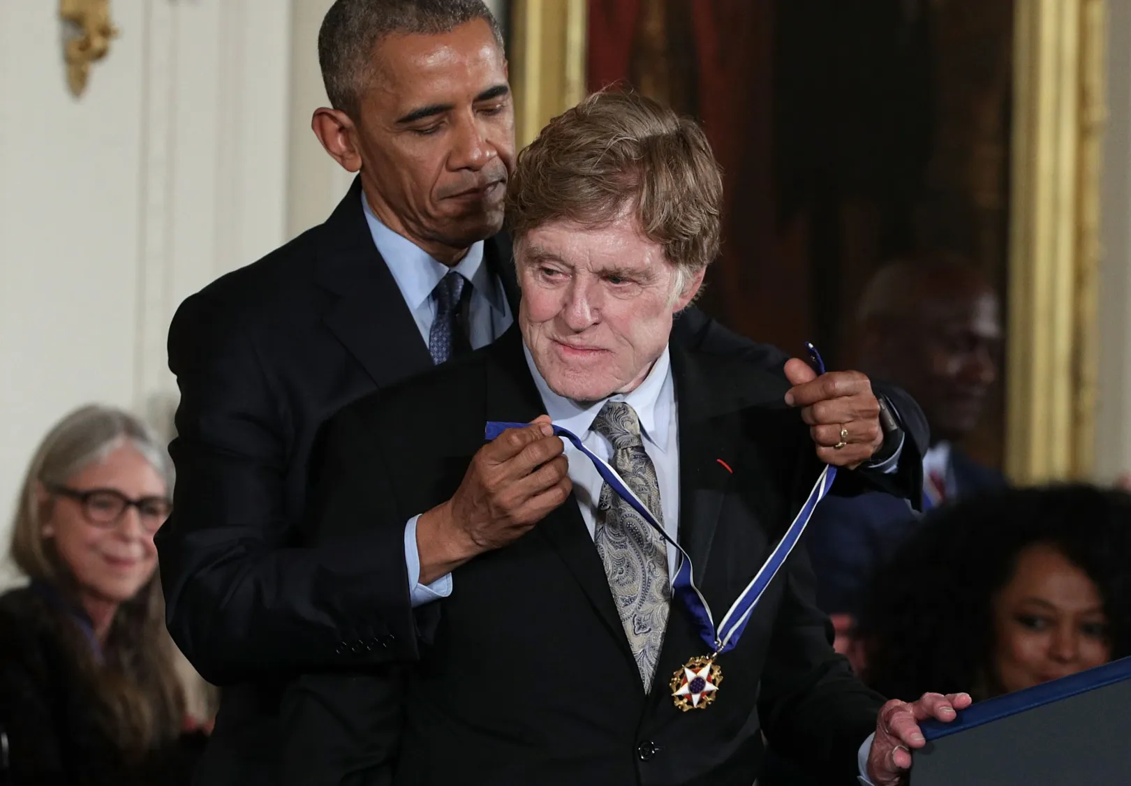 Barack Obama amerikai elnök az Elnöki Szabadság-érdemrenddel tünteti ki Robert Redford amerikai színész-rendező-producert a washingtoni Fehér Ház Keleti termében, 2016. november 22-én – Fotó: Alex Wong / Getty Images