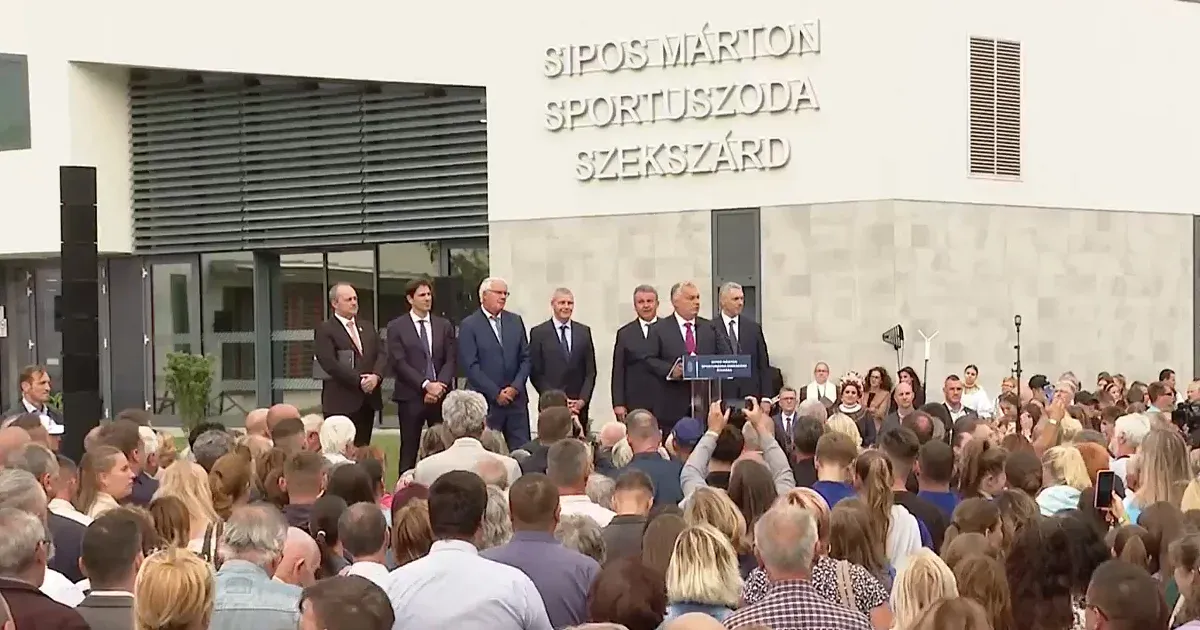 „Van szufla a kormányban” – mondta Orbán Szekszárdon, ahol 8 év késéssel adták át az uszodát