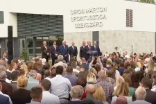 „Van szufla a kormányban” – mondta Orbán Szekszárdon, ahol 8 év késéssel adták át az uszodát