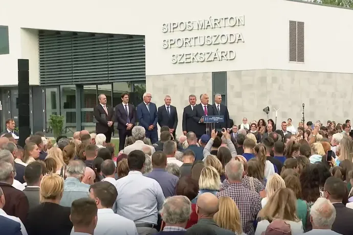 „Van szufla a kormányban” – mondta Orbán Szekszárdon, ahol 8 év késéssel adták át az uszodát
