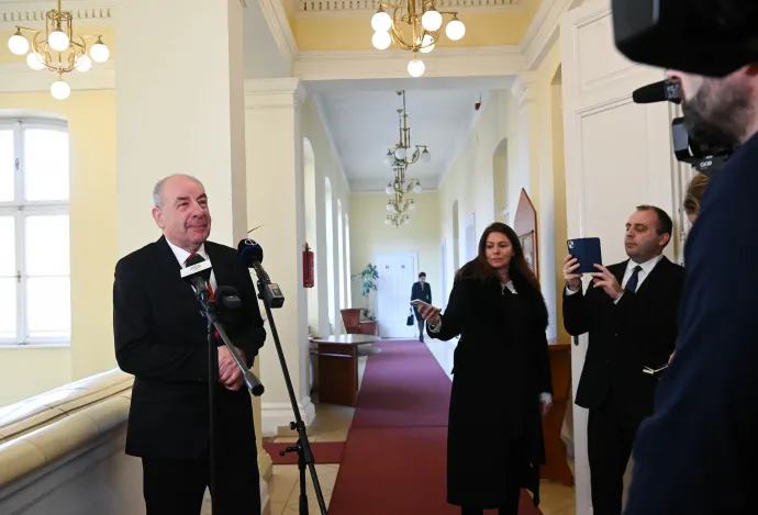 Sulyok Tamás köztársasági elnök újságíróknak nyilatkozik, miután részt vett a jogászi hivatásrendek képviselőinek kerekasztal-beszélgetésén a szentesi Megyeháza Konferencia és Kulturális Központban, 2025. február 7-én. Mellette jobbra Szántó Georgina – Fotó: Bruzák Noémi / MTI