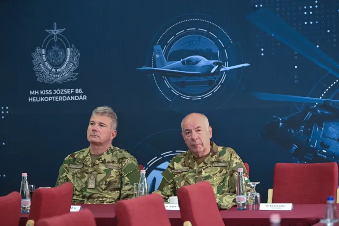 Sulyok Tamás köztársasági elnök a Magyar Honvédség 86. Ittebei Kiss József hadnagy Helikopter Bázisán tett helyőrség-látogatásán, Szolnokon, 2025. június 23-án, mellette Kun Szabó István vezérőrnagy, az államfő főhadsegéde – Fotó: Bruzák Noémi / MTI