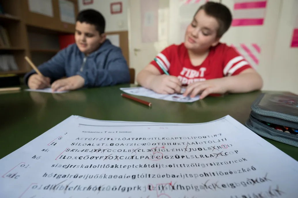 „Iszonyatos mentális fáradtság” – egyre nehezebben biztosítják az SNI-s gyerekek ellátását az iskolák