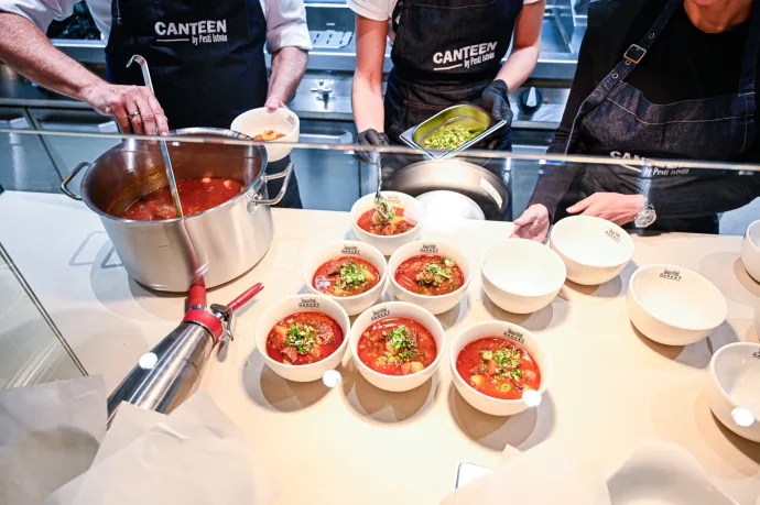 A pesti Time Out Market egy puccos plázaétterem, ahol lecsót ehetünk pizzával és osztrigaemulzióval