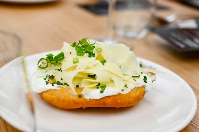 Egy puccos sajtos-tejfölös lángos – Fotó: Mondovics Péter / Telex