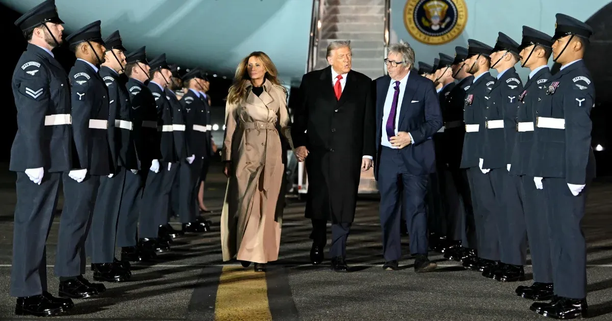 Trumpék leszálltak Nagy-Britanniában, a királyi pár vendégei lesznek