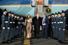 Trumpék leszálltak Nagy-Britanniában, a királyi pár vendégei lesznek