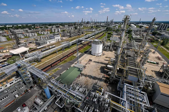 Vizsgálja a Mol, hogyan bolyonghatott órákig egy férfi a Dunai Finomító területén