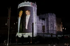 Trump és Epstein közös képeit vetítették ki a windsori kastély falára, nem sokkal Trump Londonba érkezése után