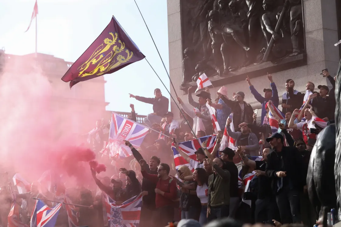 Óriástüntetés és zavargások közepette állt teljesen feje tetejére a brit politika
