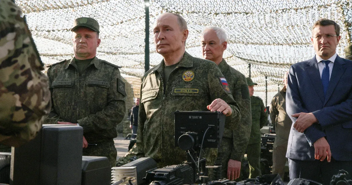 Putyin katonai egyenruhában nézte meg a Zapad-2025 hadgyakorlatot
