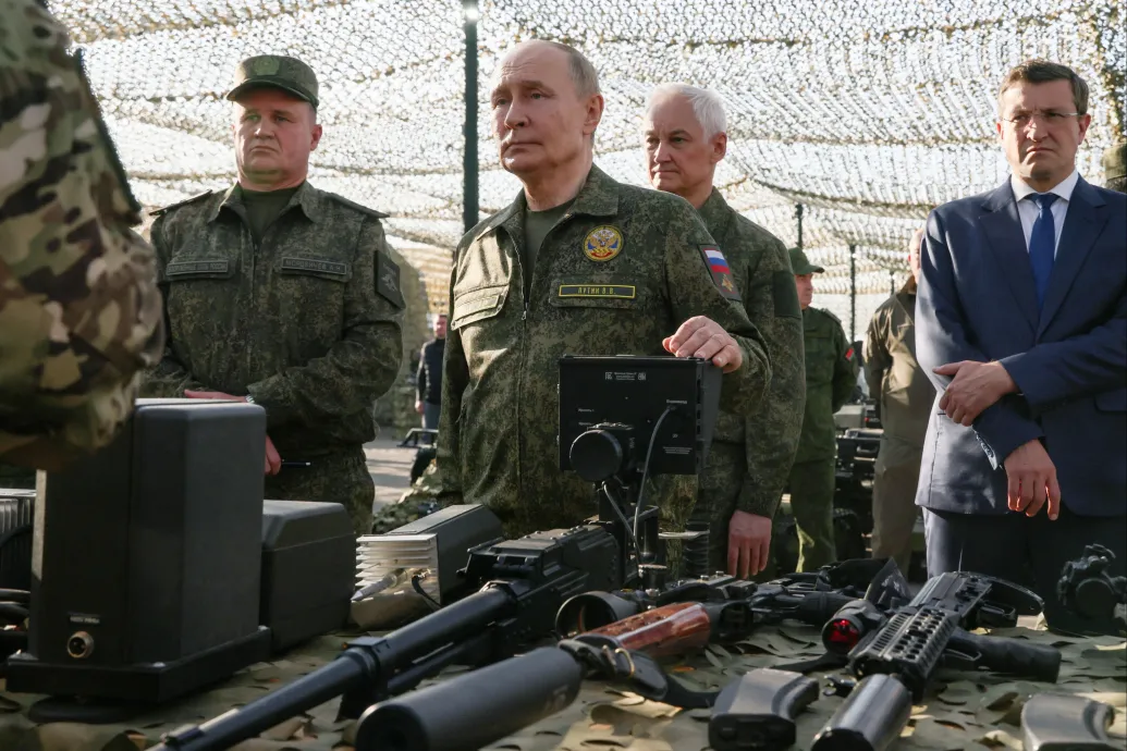 Putyin katonai egyenruhában nézte meg a Zapad-2025 hadgyakorlatot