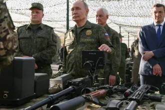 Putyin katonai egyenruhában nézte meg a Zapad-2025 hadgyakorlatot