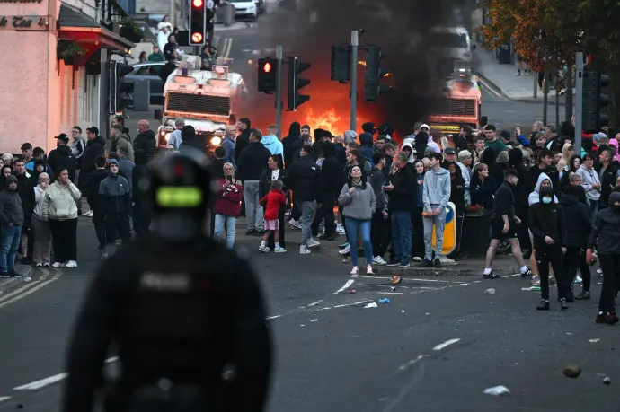Tüntetők csapnak össze rendőrökkel az észak-írországi Ballymenában 2025. június 10-én – Fotó: Charles McQuillan / Getty Images