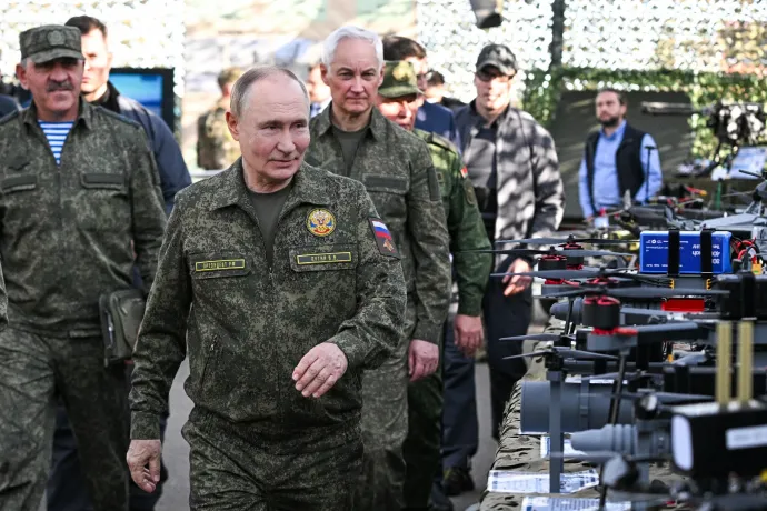 Putyin katonai egyenruhában nézte meg a Zapad-2025 hadgyakorlatot