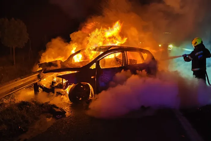 Teljesen kiégett egy autó Makó közelében, az M43-as autópályán