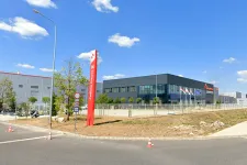 Eltűntek a takarítók a komáromi akkugyárból, a többiek undorító vécék mellett dolgozhattak napi 12 órát