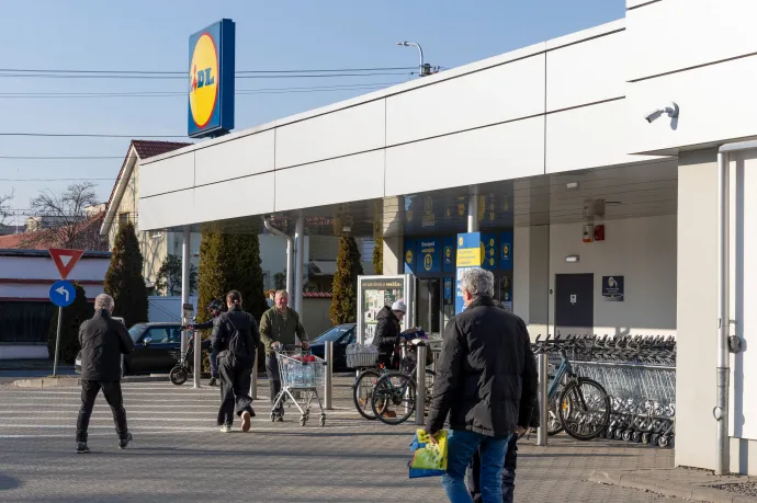 Elnyelték az áfaemelés egy részét a romániai üzletláncok augusztusban