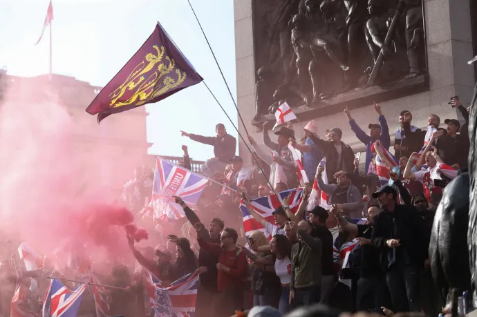 Óriástüntetés és zavargások közepette állt teljesen feje tetejére a brit politika