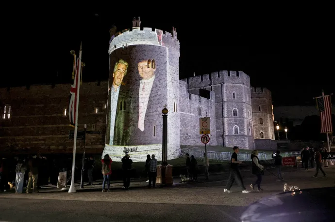 Jeffrey Epstein és Donald Trump közös fotóját vetítik tiltakozók a Windsor-kastély falára 2025. szeptember 16-án az amerikai elnök érkezésének estéjén – Fotó: Phil Noble / Reuters