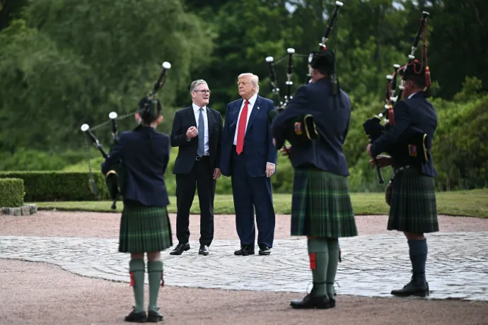 Keir Starmer és Donald Trump az amerikai elnök júliusi látogatásakor a skóciai Balmedie-ben – Fotó: Brendan Smialowski / AFP