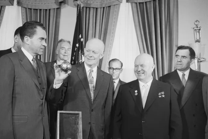 Hruscsovot nem engedték be Disneylandbe, ezért kitalálta, hogy épít Moszkva mellett egy nagyobbat